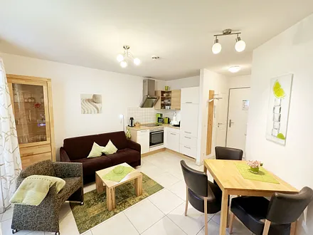 Wohnbereich mit gemütlicher Couch, Kaltschaumpolsterung im Sitz, Rücken und Liegefläche ( 2. Schlafstätte 1,20 m x 2,00 m für die 3. Person), Flat-TV, DVD-Player und CD-Musikanlage