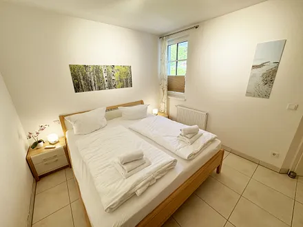 Schlafzimmer mit Doppelbett