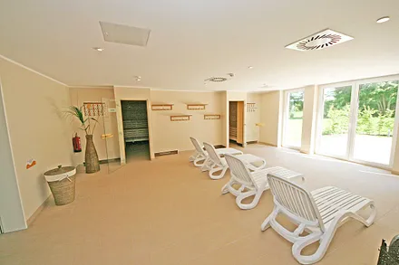 Wellnessbereich mit Innenpool (8 m x 4 m - 1,30 m tief), Sauna und Ruheraum im Haupthaus A inklusive