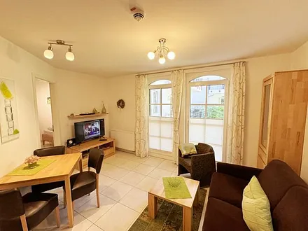 Wohnbereich mit gemütlicher Couch, Kaltschaumpolsterung im Sitz, Rücken und Liegefläche ( 2. Schlafstätte 1,20 m x 2,00 m für die 3. Person), Flat-TV, DVD-Player und CD-Musikanlage