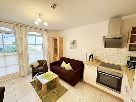  Küchenzeile mit Küchengeräten von Neff wie Backofen, Ceranfeld, Spülmaschine, Kühlschrank mit Gefrierfach, Nespresso Maschine, Kaffeemaschine und anderen praktischen Helfern