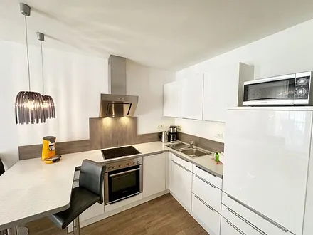 Küchenzeile mit Mikrowelle, Backofen, Ceranfeld, Spülmaschine, Kühlschrank mit Gefrierfach, Kaffeemaschine, Toaster, Kaffeemaschine und anderen praktischen Helfern