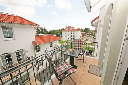bestuhlter Balkon (Ost) mit Blick Richtung Inselparadies und etwas Meerblick