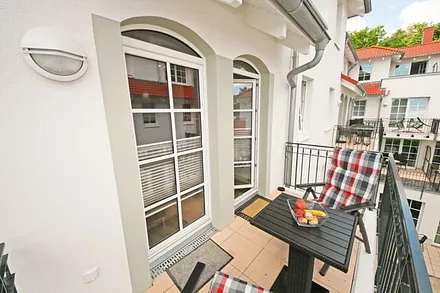 bestuhlter Balkon (Ost) mit Blick Richtung Inselparadies und etwas Meerblick