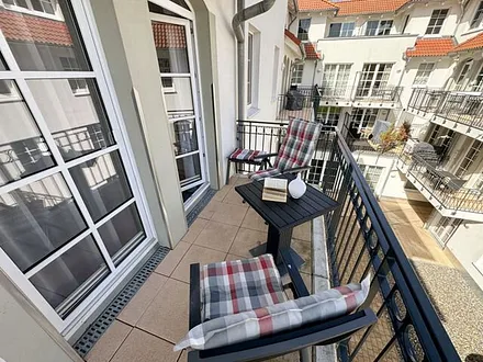 bestuhlter Balkon (Ost) mit Blick Richtung Inselparadies und etwas Meerblick