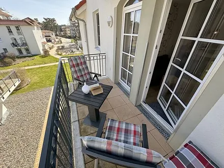 bestuhlter Balkon (Ost) mit Blick Richtung Inselparadies und etwas Meerblick