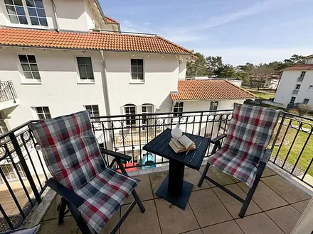 bestuhlter Balkon (Ost) mit Blick Richtung Inselparadies und etwas Meerblick