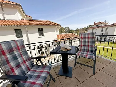 bestuhlter Balkon (Ost) mit Blick Richtung Inselparadies und etwas Meerblick