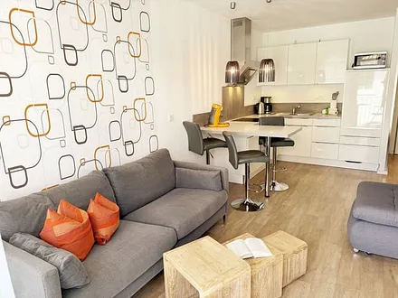 Wohnbereich mit gemütlicher Couch, LED-TV und DVD-Player 