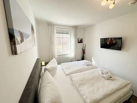Wohnung  Ostseesilber - Blick über das Doppelbett zum TV