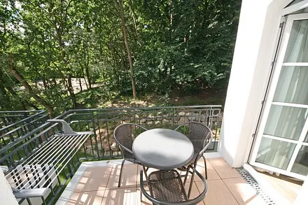 bestuhlter Balkon (West) mit Blick Richtung Wald