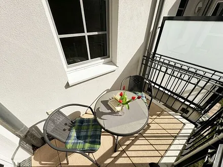 bestuhlter Balkon (West) mit Blick Richtung Wald