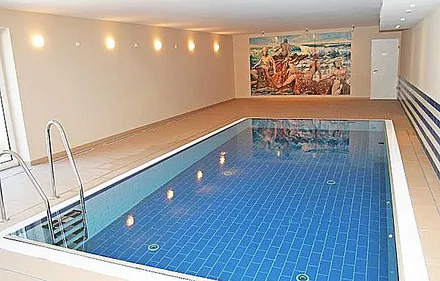 Wellnessbereich mit Innenpool (8 m x 4 m - 1,30 m tief), Sauna und Ruheraum im Haupthaus A inklusive
