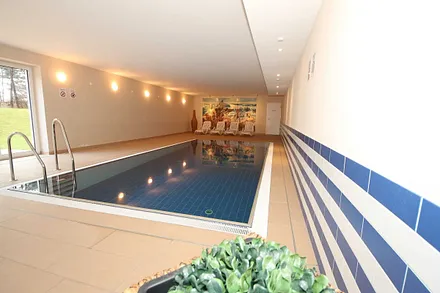 Wellnessbereich mit Innenpool (8 m x 4 m - 1,30 m tief), Sauna und Ruheraum im Haupthaus A inklusive