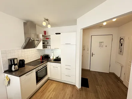 integrierte helle Küchenzeile mit Backofen, Ceranfeld, Spülmaschine, Kühlschrank, Nespresso Maschine, Kaffeemaschine, Toaster, Wasserkocher und anderen praktischen Helfern