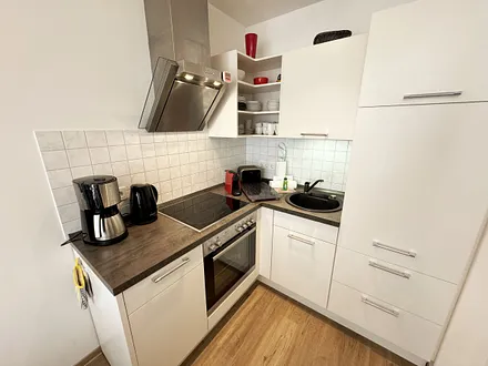 integrierte helle Küchenzeile mit Backofen, Ceranfeld, Spülmaschine, Kühlschrank, Nespresso Maschine, Kaffeemaschine, Toaster, Wasserkocher und anderen praktischen Helfern