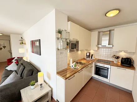 Küchenzeile mit angrenzendem Wohnbereich