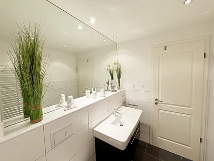 Badezimmer mit Waschplatz