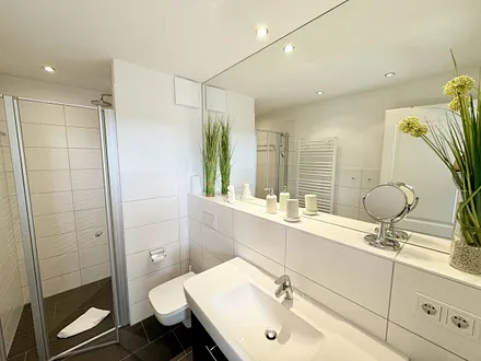 Badezimmer mit ebenerdiger Dusche