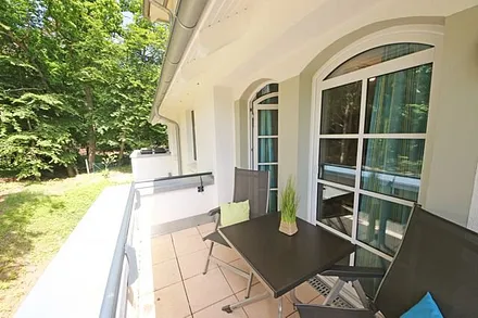 bestuhlter Balkon (West) mit Blick ins Grüne