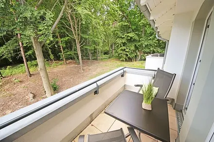 bestuhlter Balkon (West) mit Blick ins Grüne