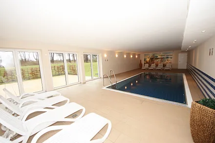 Wellnessbereich mit Innenpool (8 m x 4 m - 1,30 m tief), Sauna und Ruheraum im Haupthaus A inklusive