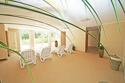 Wellnessbereich mit Innenpool (8 m x 4 m - 1,30 m tief), Sauna und Ruheraum im Haupthaus A inklusive