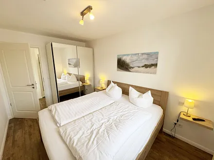 1. Schlafzimmer mit Doppelbett und Kleiderschrank