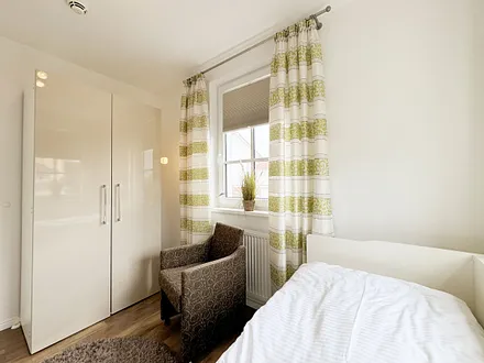 2.Schlafzimmer mit Kojenbett und Kleiderschrank