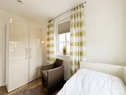 2.Schlafzimmer mit Kojenbett und Kleiderschrank