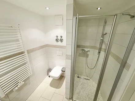 innenliegendes Badezimmer mit WC und ebenerdiger Dusche