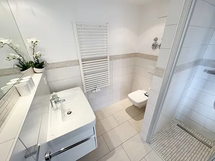 innenliegendes Badezimmer mit Waschbecken und WC