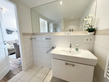 innenliegendes Badezimmer mit Waschbecken