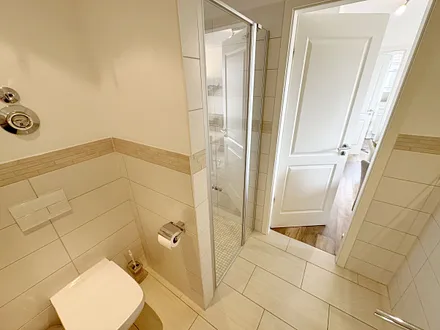 innenliegendes Badezimmer mit WC und ebenerdiger Dusche