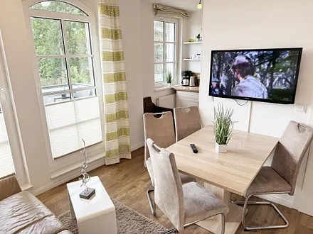 Essbereich mit Stühlen