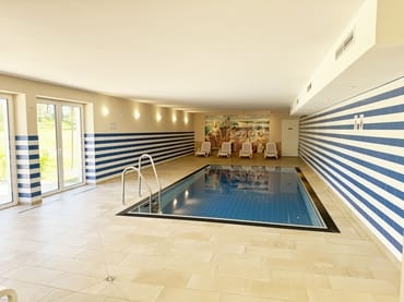 Pool im Wellnessbereich