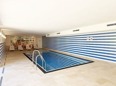 Pool im Wellnessbereich