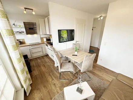 Blick zum Essbereich und Küchenzeile