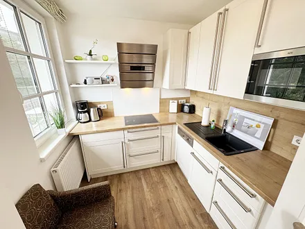 moderne Küchenzeile und vielen praktischen Helfern