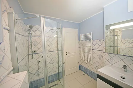 Badezimmer mit Dusche