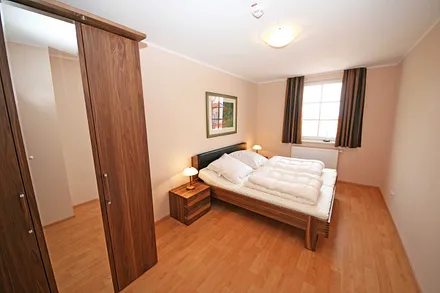 Schlafzimmer mit komfortablen Doppelbett (1,80 m x 2,00 m) und einem Kleiderschrank