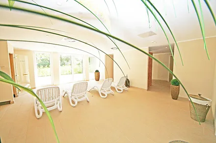 Wellnessbereich mit Innenpool (8 m x 4 m - 1,30 m tief), Sauna und Ruheraum im Haupthaus A inklusive