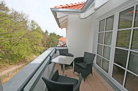 bestuhlter Balkon in ruhiger Lage