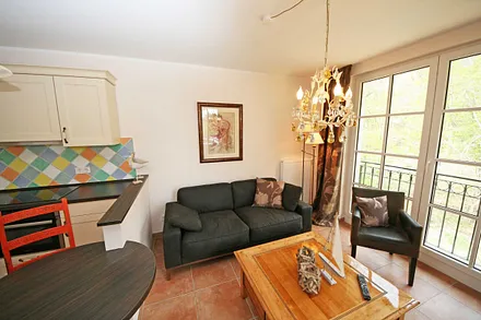 liebevoll eingerichteter Wohnbereich mit Couch, Flachbild-TV sowie Radio mit CD-Player