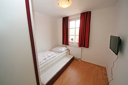 Schlafzimmer mit einem Einzelbett (0,90 m x 2,00 m) sowie Flachbild- TV