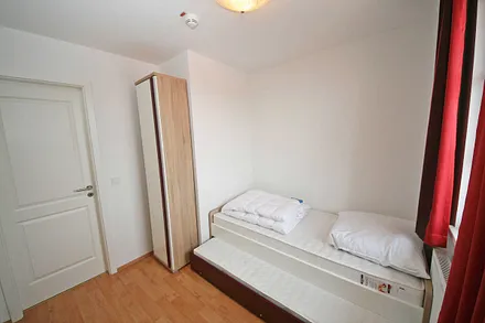 Schlafzimmer mit einem Einzelbett (0,90 m x 2,00 m) sowie Flachbild- TV