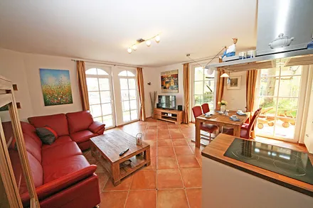 Wohnbereich mit großer Eckcouch (für 3. Person 1,20m x 2,00m), gebürstete Teakholzmöbeln, Flachbild TV (3 D), Bücherregale und ein Glasvitrinenschrank