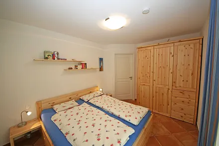 Schlafzimmer mit Doppelbett und Kleiderschrank