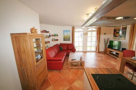 Wohnbereich mit großer Eckcouch (für 3. Person 1,20m x 2,00m), gebürstete Teakholzmöbeln, Flachbild TV (3 D), Bücherregale und ein Glasvitrinenschrank