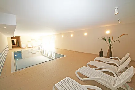 Wellnessbereich Liegen am Pool